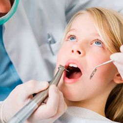 Clínica Dental Eduardo López niña en odontología 