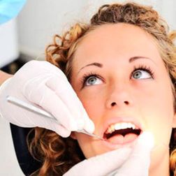 Clínica Dental Eduardo López mujer en odontología 
