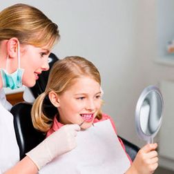 Clínica Dental Eduardo López niña observando espejo